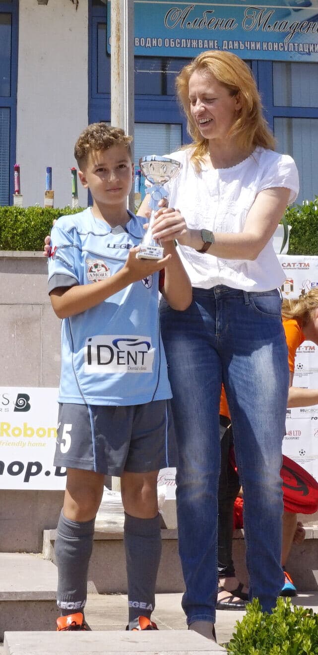 Special Cup of Si Commerce-DOMA for FAIR PLAY 2016 went to Plovdiv - football academy "SUPERSTARS", photo 1 of 5